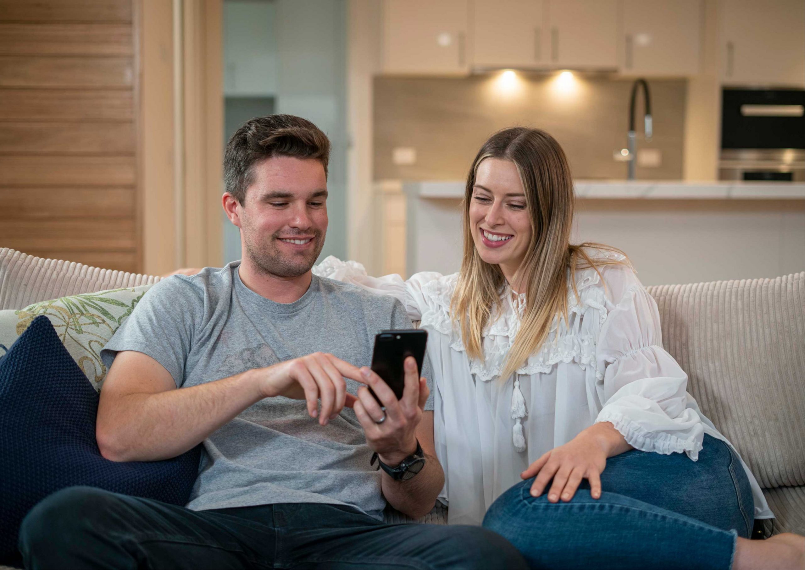 Couple using the Ecoactiv app